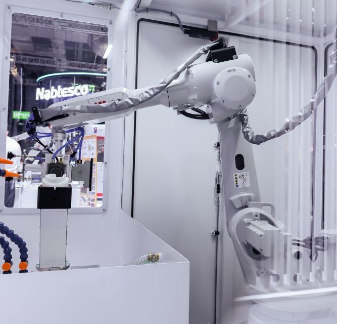 ABB Robotics introduces two new high-performance robots for precision manufacturing 