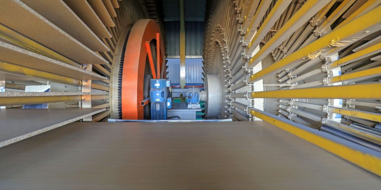 Choosing the right conveyor belt for Wood Based Panels processing