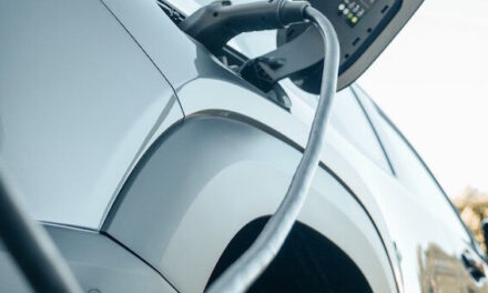 Liquid-cooled braking resistors in electric vehicles