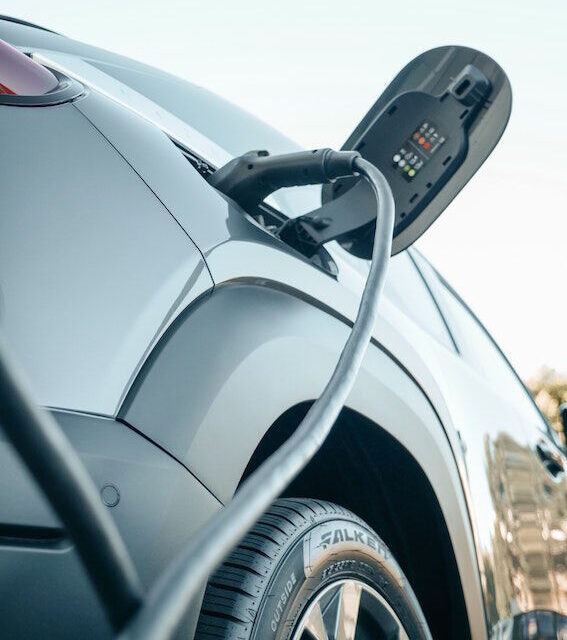 Liquid-cooled braking resistors in electric vehicles